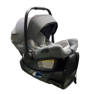 Nuna turtle air bugabo car seat and base  Like New 2021